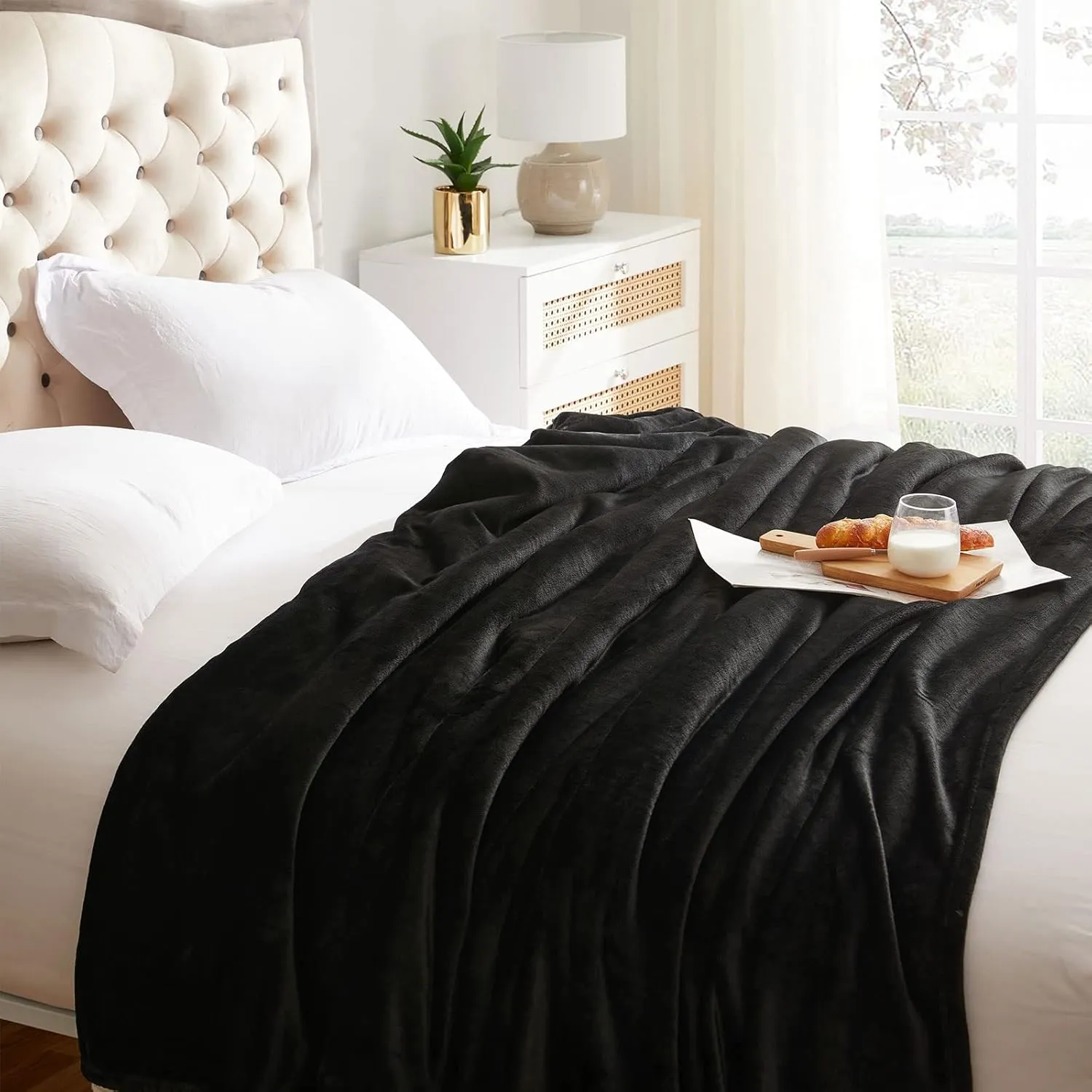 KMUSET Super Soft Throw Blanket Premium Silky Flannel Fleece Throw Size Black Microfiber Lightweight Blanket All Season Use